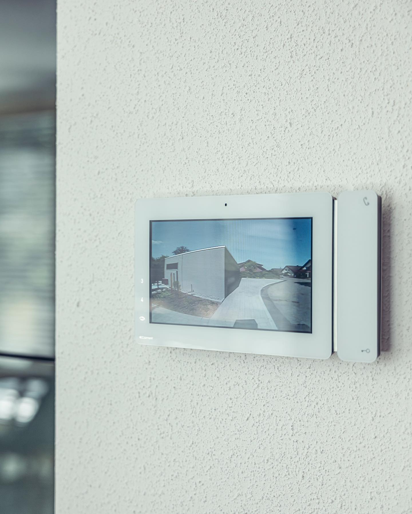 Betonstele mit Videotürkommunikation – weiteres Projektbild