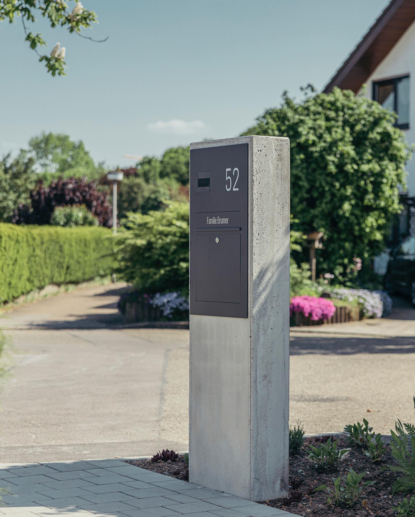 Betonstele mit Videotürkommunikation – weiteres Projektbild