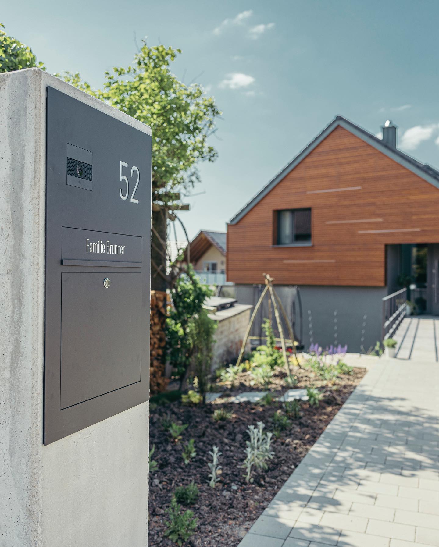 Betonstele mit Videotürkommunikation – weiteres Projektbild