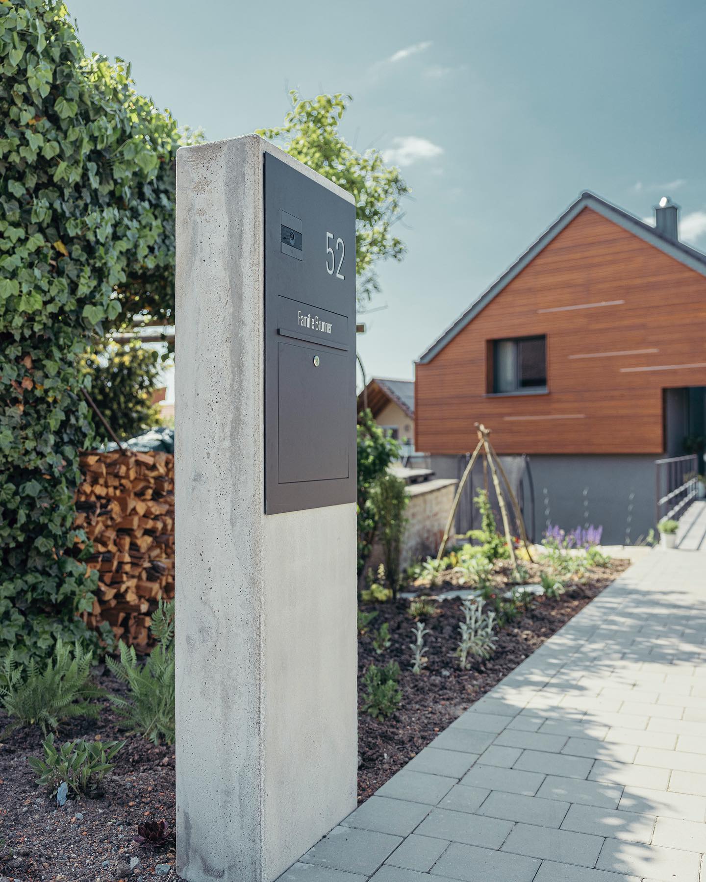 Betonstele mit Videotürkommunikation