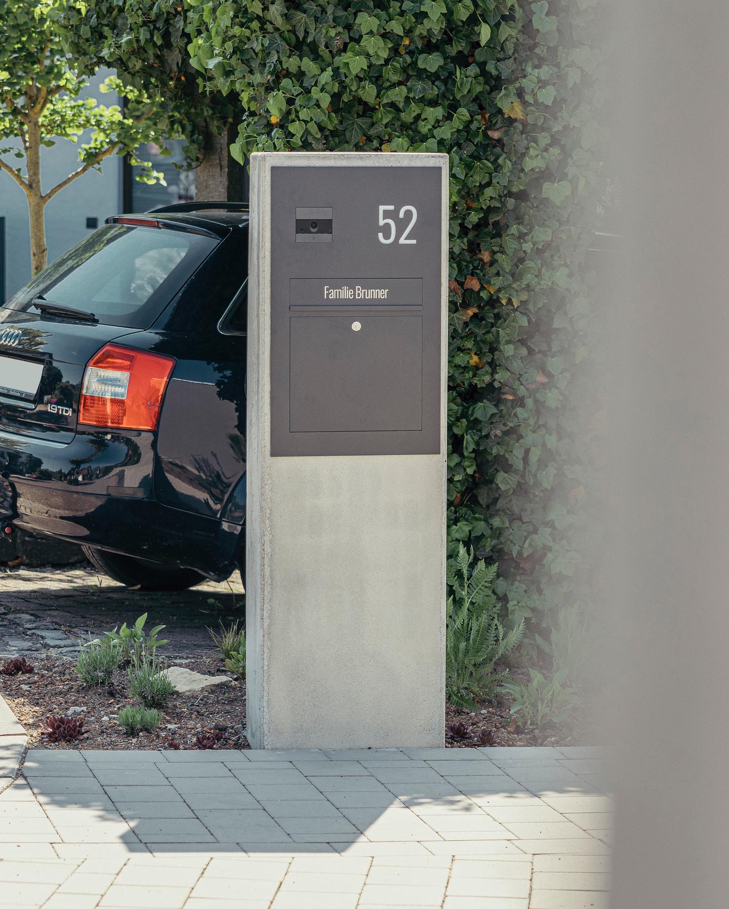Betonstele mit Videotürkommunikation – weiteres Projektbild